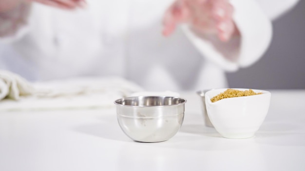 Kucharz mieszający składniki w misce